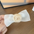 Eleganter weißer Netz-Haarclip mit beige Stoffrose und lichtdurchlässigem Organza-Gewebe - Braune Blume