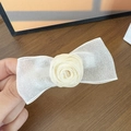 Eleganter Haarclip mit Netzschleife und cremefarbener Rose auf Holzuntergrund - Cremeweiß Blumenmuster