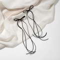 Detalle de los clips metálicos plateados en horquillas de lazo negro con cintas largas - Negro