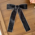 Detalle del lazo negro con ribete blanco y textura de jacquard floral en relieve - Negro