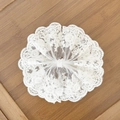 Chouchou en dentelle blanche avec broderie florale et bords festonnés sur bois - Chouchou en Dentelle Blanche Broderie (1#)