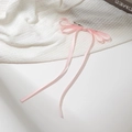 Detalle de la pinza para el pelo con lazo de satén rosa y cintas largas finas - Rosa