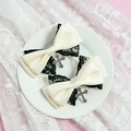 Fiocco per capelli Lolita in pizzo beige e nero con pendente a croce in metallo argento - Beige