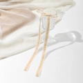 Lazo para el pelo con encaje estilo ballet colgado en una copa de cristal - Beige