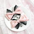 Fermagli per capelli fiocco in raso rosa e pizzo nero con pendenti a croce d'argento - Rosa (Pizzo Nero)