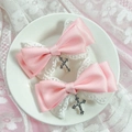 Set mit rosa Satin-Haarschleifen, weißer Spitze und silbernen gotischen Kreuzanhängern - Rosa (Weiße Spitze)