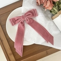 Detalle del lazo de pelo en terciopelo rosa con cintas largas en bandeja blanca - Rosa Carmín