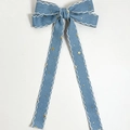 Detailansicht der Jeans-Haarschleife mit goldenen Sternen und weißem Wellenrand - Hellblauer Denim Haarklammer