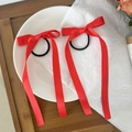 Dettaglio di elastici per capelli con fiocchi rossi in raso e nastri lunghi - Rosso