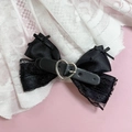 Detalle de horquilla de lazo negro estilo Gothic Lolita con hebilla de corazón y encaje - Negro