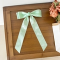 Mintgrüne Satin-Haarschleife mit Kleeblatt-Druck und langen, fließenden Bändern - Mintgrün