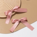Pinzas para el pelo con lazo de satén rosa y bordes festoneados elegantes de moda - Rosa (1 par)
