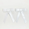 Detailopname van een paar witte satijnen haarstrikken met delicate kanten randafwerking - Wit