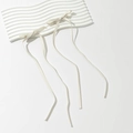 Nahaufnahme von cremefarbenen Schleifen-Haarspangen mit langen Bändern im Ballettstil - Beige
