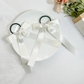 Zweiteilige weiße Seidenband-Haargummis mit eleganter Spitze und langen Satin-Bändern - Beige