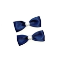 Dettaglio di fermagli per capelli a fiocco in raso blu navy con perla centrale - Blu navy