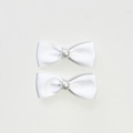 Detalle de clips de pelo con lazos de satén blanco y adornos de perlas color crema - Blanco