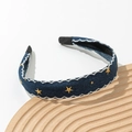 Details des blauen Denim-Haarreifens mit gelben Sternen und gewellten weißen Nähten - Dunkles Denim-Stirnband
