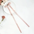 Roze strik haarclip met hartvormige strassteen op een minimalistisch wit keramisch bord - Roze