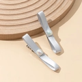 Dettaglio di fermagli per capelli a fiocco argento con perle su vassoio in legno - Stile Decorazione Perla Iridescente (1#)