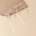 Dettaglio di fermagli a fiocco in raso rosa e pizzo bianco con lunghi nastri eleganti - Fermagli per capelli a becco d'anatra / Rosa
