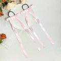 Lot de deux chouchous en satin rose avec longs rubans sur une assiette en céramique - Rose