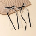 Dettaglio dei nastri di raso nero e pizzo bianco sovrapposti sui fiocchi per capelli stile ballet - Fermagli per capelli a becco d'anatra / Nero
