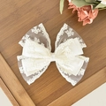 Elegante fermaglio per capelli in pizzo crema a più strati con ricami su vassoio legno - Beige