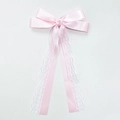 Detailaufnahme der rosa Satinschleife mit zarten weißen Spitzenkanten und langen Bändern - Rosa