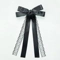 Detailansicht der schwarzen Satin-Schleife Haarspange mit elegantem Blumen-Spitzenband - Schwarz