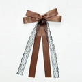 Détail de la pince à cheveux en satin marron avec dentelle noire élégante et longs rubans - Marron