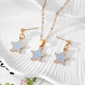 Dettaglio del set di collana e orecchini a forma di stella marina blu chiaro e oro - Stile Stella Marina Blu Chiaro (AN237)