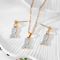 Vista dettagliata del set di gioielli a coda di pesce azzurro con collana e orecchini a perno - Stile Coda di Pesce Blu Chiaro (AN237)