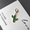 Llavero de cactus creativo con esmalte verde y cierre de mosquetón dorado en tarjeta - Cactus Verde