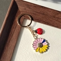 Schicker Legierung Gänseblümchen Marienkäfer Schlüsselanhänger mit buntem Blumenanhänger - Buntes Gänseblümchen Und Marienkäfer