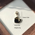 Vue détaillée d'un porte-clés chat noir en émail avec dimensions de 3,9 cm x 2 cm et fermoir - Chat assis