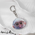 Detailansicht eines niedlichen Affen-Acryl-Schlüsselanhängers in weißer Schale - Goldstumpfnase