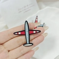 Dettaglio della spilla aereo con smalto rosso blu bianco e strass scintillanti - Spilla Aereo in Smalto Colorato