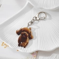 Détail d'un porte-clés en acrylique avec caniche brun dans une coupelle blanche - Chien Teddy Brun