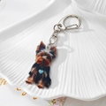 Vue détaillée du porte-clés Yorkshire Terrier en acrylique avec un collier cœur bleu mignon - Yorkshire Avec Coeur Bleu