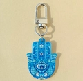 Vista dettagliata del portachiavi Mano di Fatima con motivo Evil Eye e chiusura a moschettone - Portachiavi mano di Fatima malocchio blu cielo