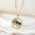Collier bohème en résine dorée avec de vraies fleurs séchées violettes et blanches - Style Floral Violet et Blanc (E)