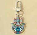 Dettaglio portachiavi Mano di Fatima con motivi mandala colorati e design dell'occhio - Portachiavi mano di Fatima malocchio colorato
