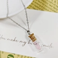 Détail du collier mini bouteille en verre avec fantôme rose et bouchon en liège naturel - Collier Rose