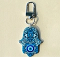 Dettaglio di portachiavi Hamsa in acrilico con motivi Evil Eye e chiusura argento - Portachiavi mano di Fatima malocchio blu