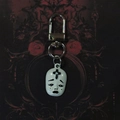Dettaglio del ciondolo maschera da clown gotico con croce nera e chiusura in argento - Stile Maschera Croce Triste (C)