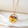 Collier artisanal en résine avec fleurs séchées, pendentif doré irrégulier et chaîne fine - Style Floral Jaune Orange et Violet (A)