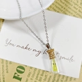 Pendentif fantôme lumineux en bouteille de verre sur une carte de message doux - Collier Jaune