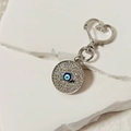 Detail van de Evil Eye-sleutelhanger met kristallen en een hartvormige sluiting - Zilveren Boze Oog