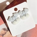 Boucles d'oreilles chien Schnauzer floquées gris et blanc sur carte de présentation - Chien